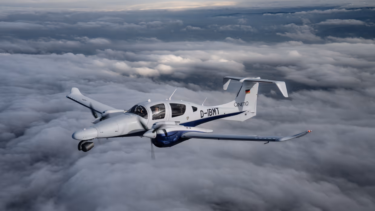 Een patrouillevliegtuig vliegend boven een wolkendek.