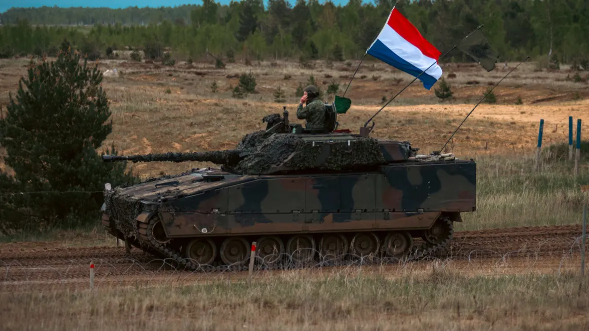  Nederlandse pantservoertuigen in het veld