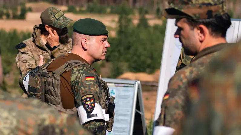 Bij een eventuele Russische inval verdedigt dit bataljon Litouwen. Sinds februari valt MNBG LTU niet langer onder de Litouwse Iron Wolf Brigade, maar onder Panzerbrigade 45. Nu staat het dus onder Duits bevel.