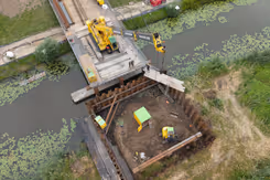 Bergingsvoertuig van boven gezien op een platform.