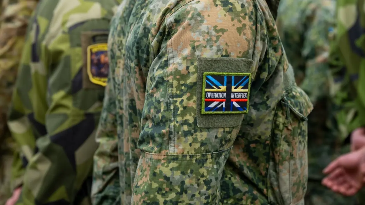 Een militair van de zijkant gezien.