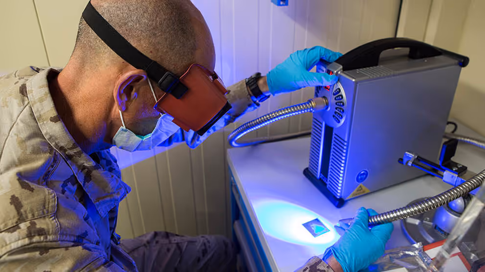 Onderzoeker aan het werk in een mobiel onderzoekslaboratorium.