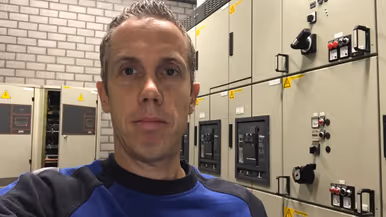 Jeroen Blomen in een elektriciteitskast bij de Limburgse Waterleidingen. 