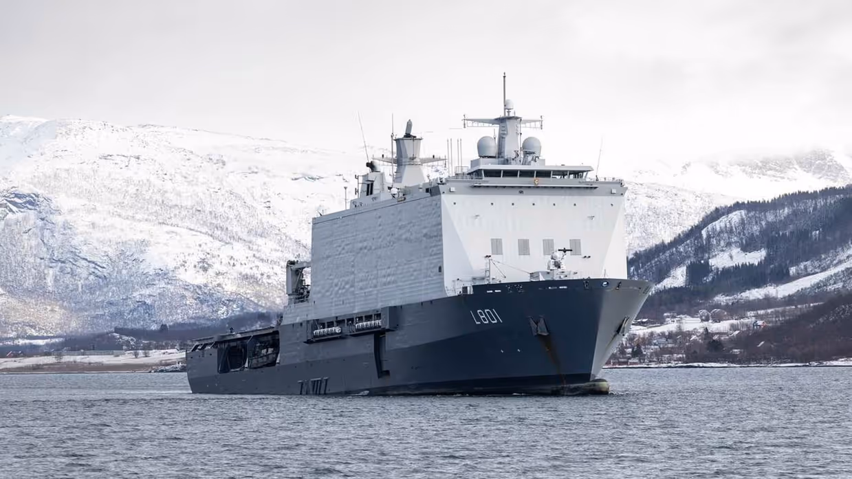 Marineschip Zr.Ms. Johan de Witt vaart tussen fjorden.