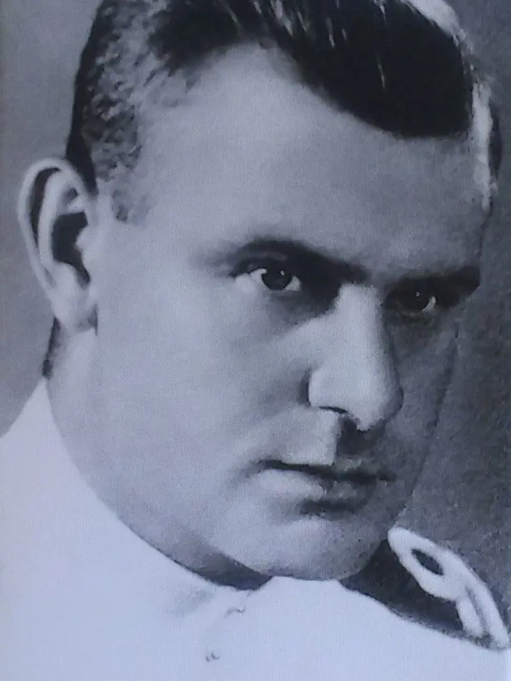Links portret van LTZ 2 Hendrik de Jong, rechts een metalen plaquette met in gegraveerde letters namen, data en militaire rangen van gesneuvelde militairen, met bovenaan Hr. Ms. Jan van Amstel 08-03-1942. 