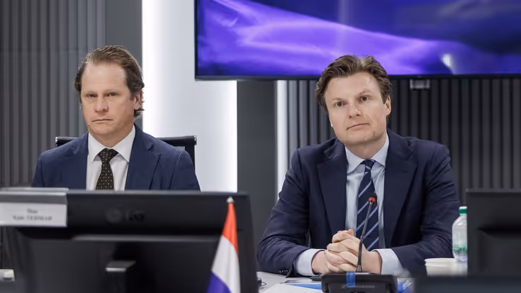 Staatssecretaris Gijs Tuinman en minister Ruben Brekelmans achter een tafel.