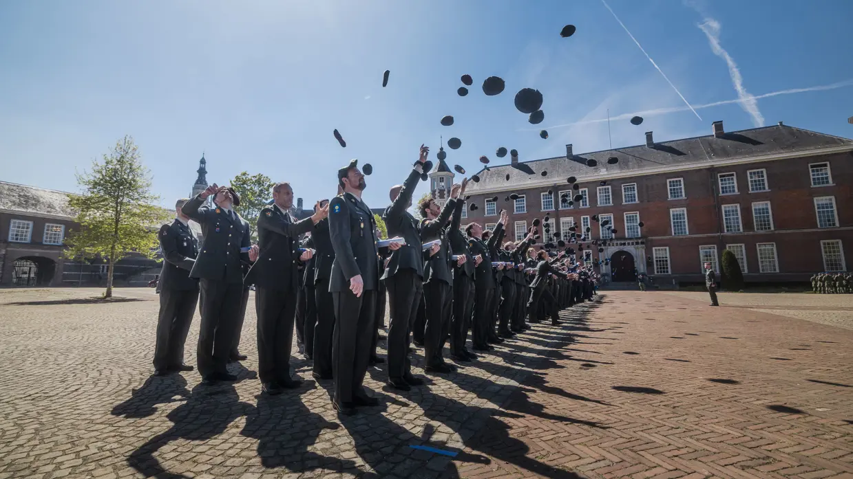 Toekomstige leiders ontvangen felbegeerd diploma.