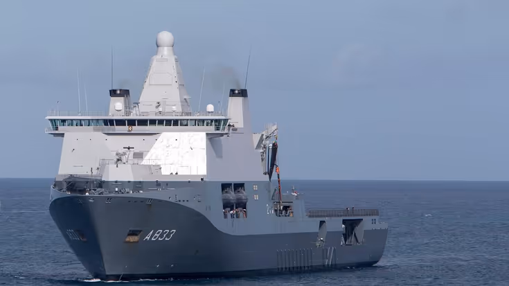 Archieffoto van een marineschip.