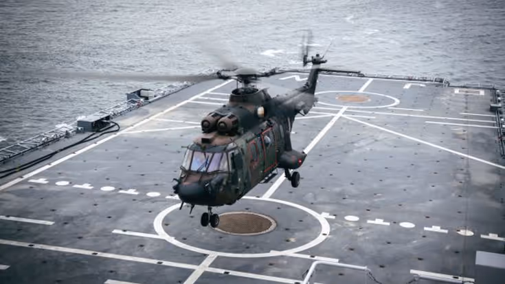Klein De Oefening Werd Uitgevoerd Met Een Cougar Transporthelikopter Vanaf Het Marineschip Zr. Ms. Johan De Witt