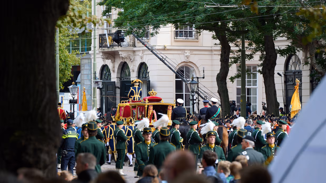 De Glazen Koets rijdt door Den Haag. 
