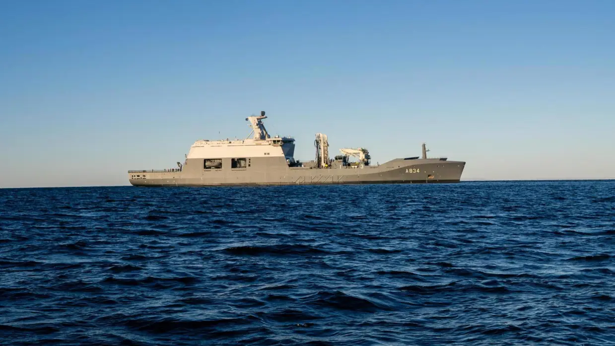 Afbeeldingen van het pannenkoekijs waar het schip doorheen vaart. Dit zijn kleine ijscirkels die in de zee liggen. Ook een foto van het schip dat in Botnische Golf dobbert.