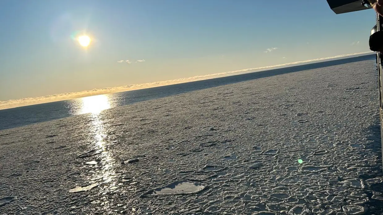 Afbeeldingen van het pannenkoekijs waar het schip doorheen vaart. Dit zijn kleine ijscirkels die in de zee liggen. Ook een foto van het schip dat in Botnische Golf dobbert.