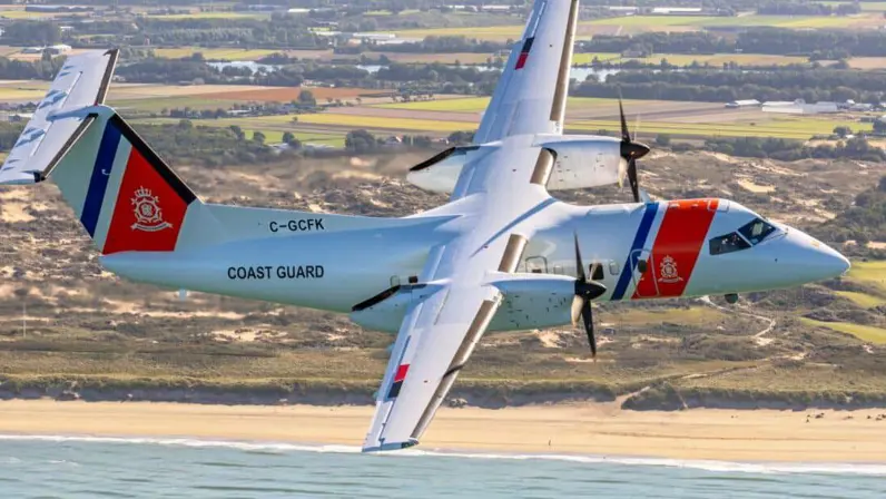 Kustwachtvliegtuig-Dash-8 vliegt door de lucht.