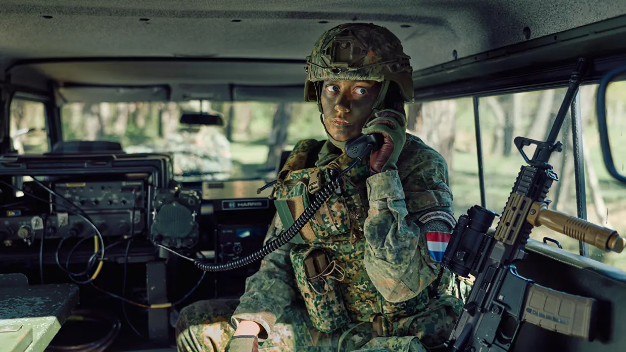 Een verbindingsofficier bij de landmacht aan het werk. 