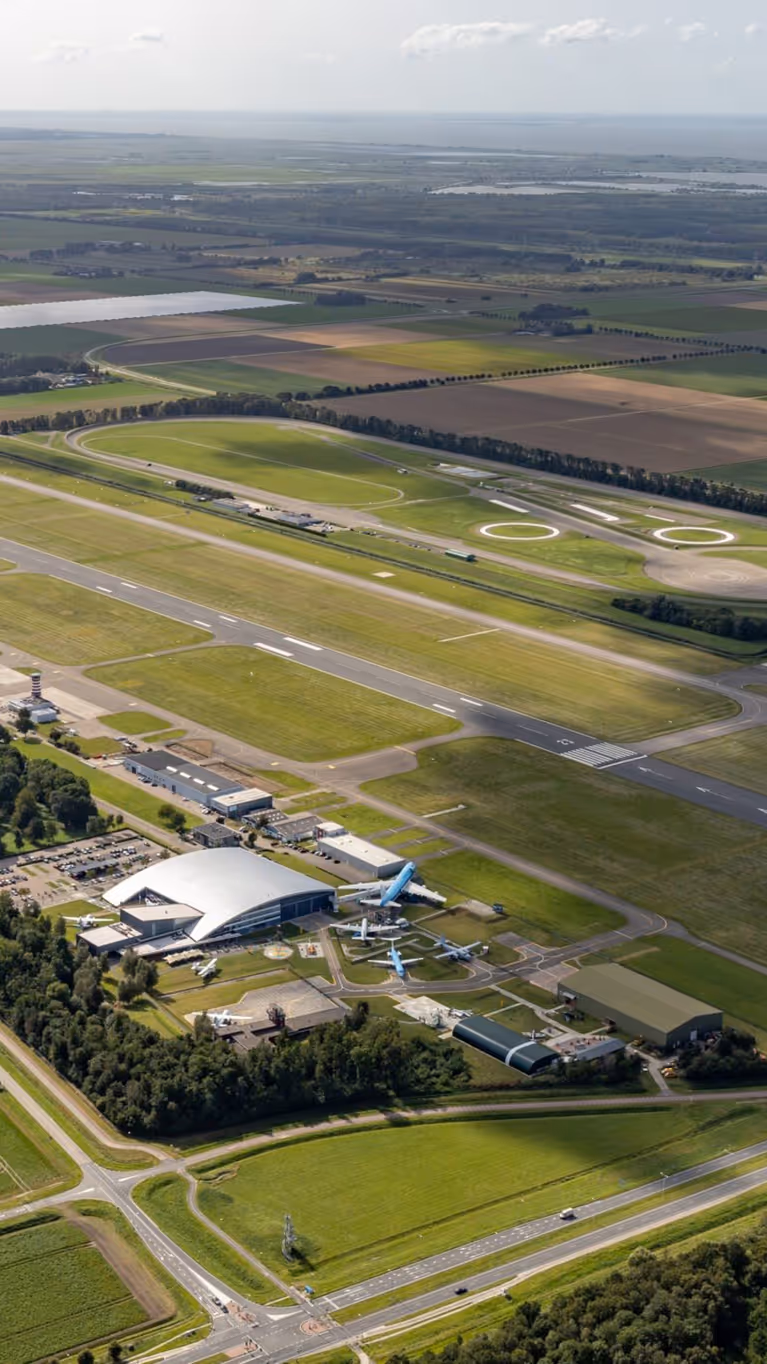 Luchtfoto van de start- en landingsbaan van Vliegveld Lelystad.