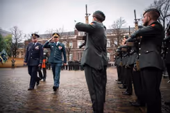 Commandant der Strijdkrachten generaal Onno Eichelsheim en zijn Libanese ambtgenoot luitenant-generaal Rodolphe Haykal lopen langs de erewacht op het Plein in Den Haag.