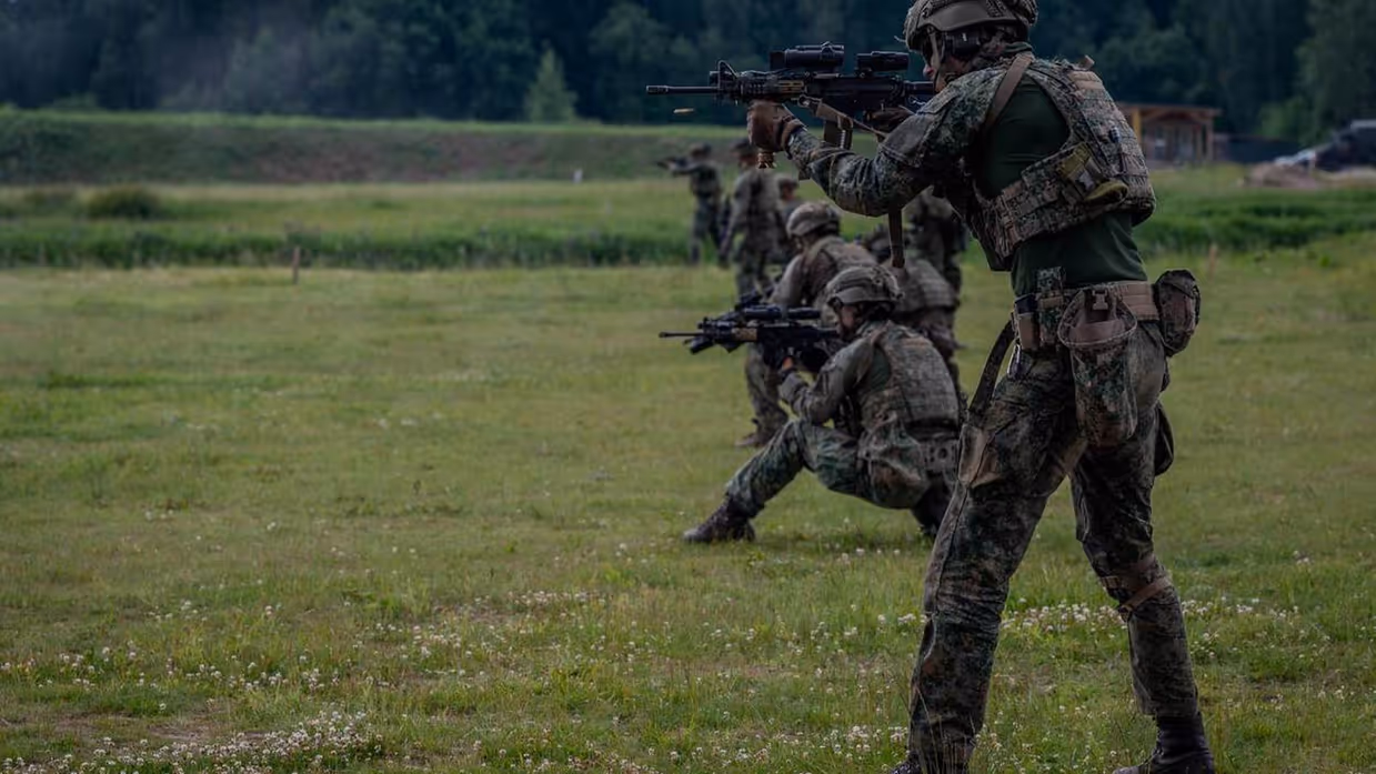 Een militair die schiet.