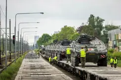 Militair materieel op trein.
