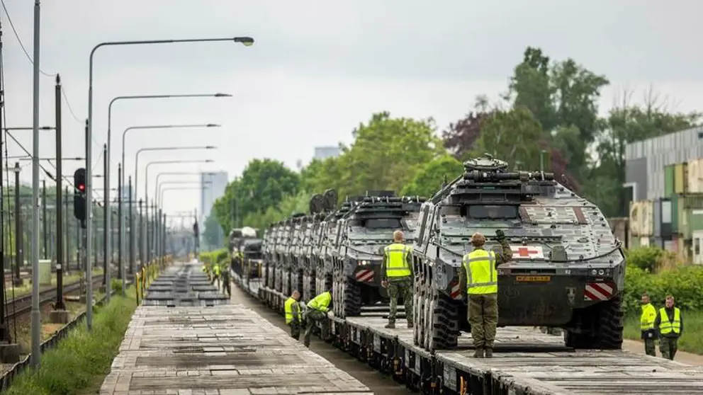 Militair materieel op trein.
