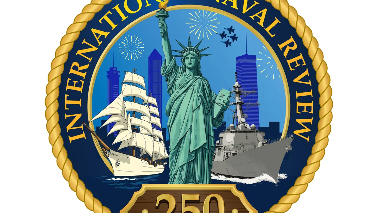 Logo met daarop het vrijheidsbeeld en eromheen de tekst Naval Review America250. 