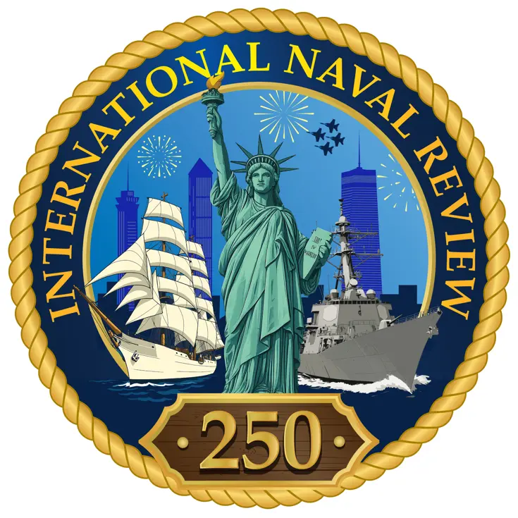 Logo met daarop het vrijheidsbeeld en eromheen de tekst Naval Review America250. 