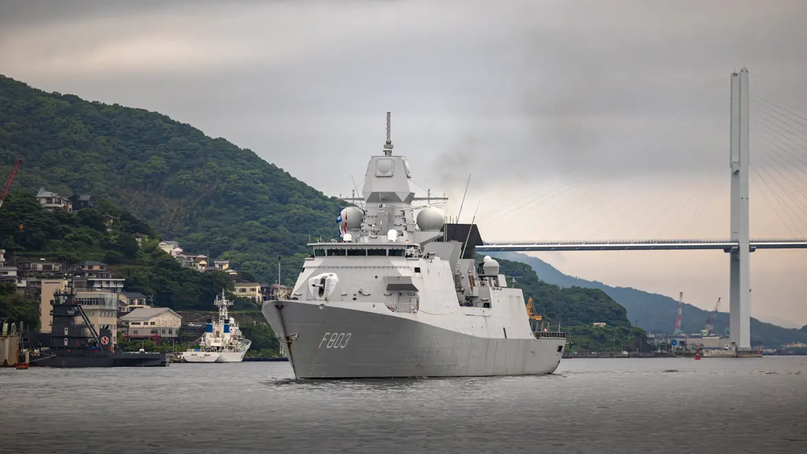 Luchtverdedigings- en commandofregat Zr.Ms. Tromp op zee. 