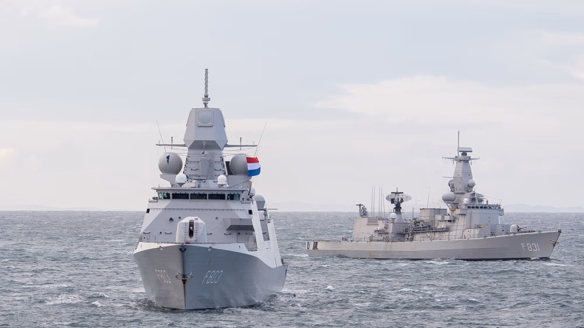 2 marineschepen op zee.