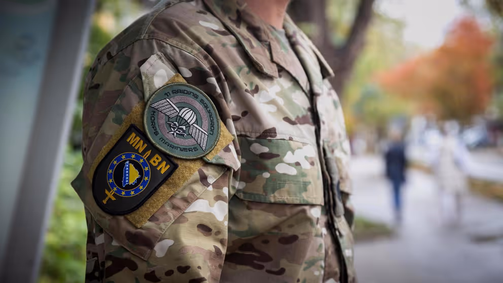 Romp van marinier met embleem van missie EUFOR.