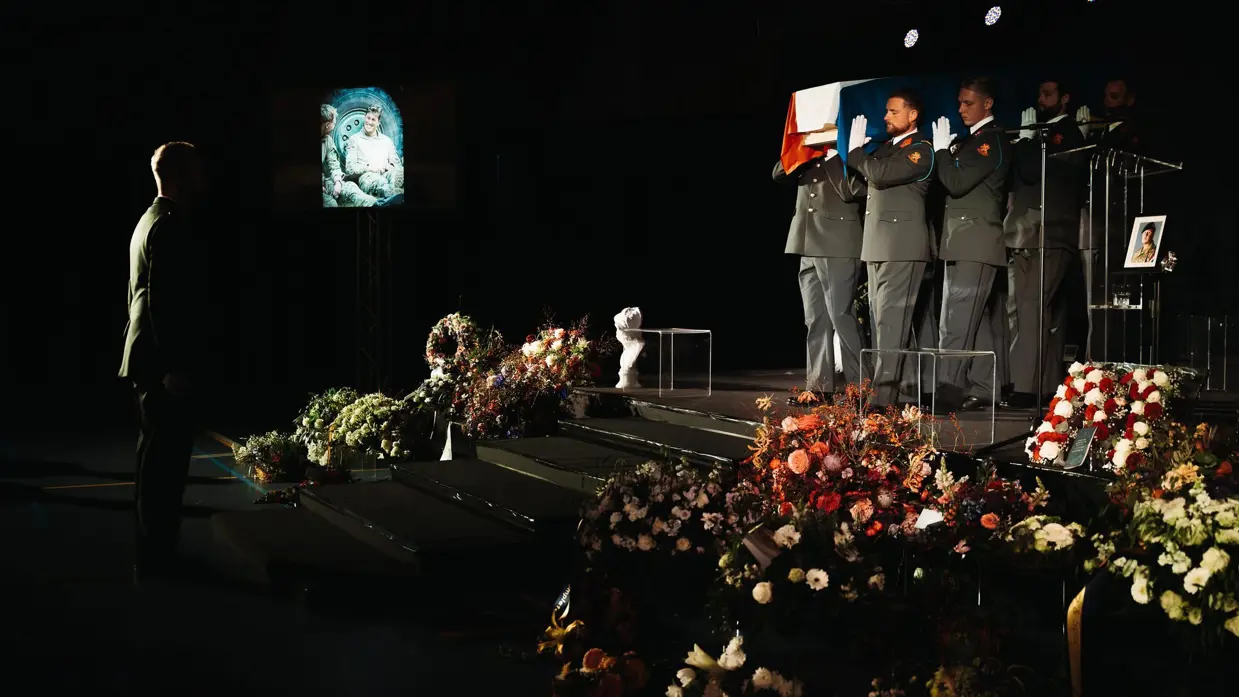  Mix van beelden van Mark. Zo zien we dat zijn kist wordt gedragen door militairen en dat zijn baret en onderscheidingen plechtig worden gedragen door een collega.