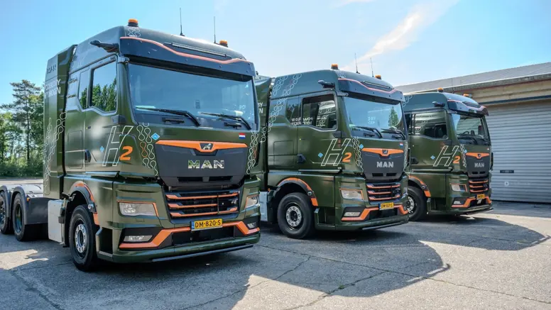 Vrachtwagens van Defensie. 