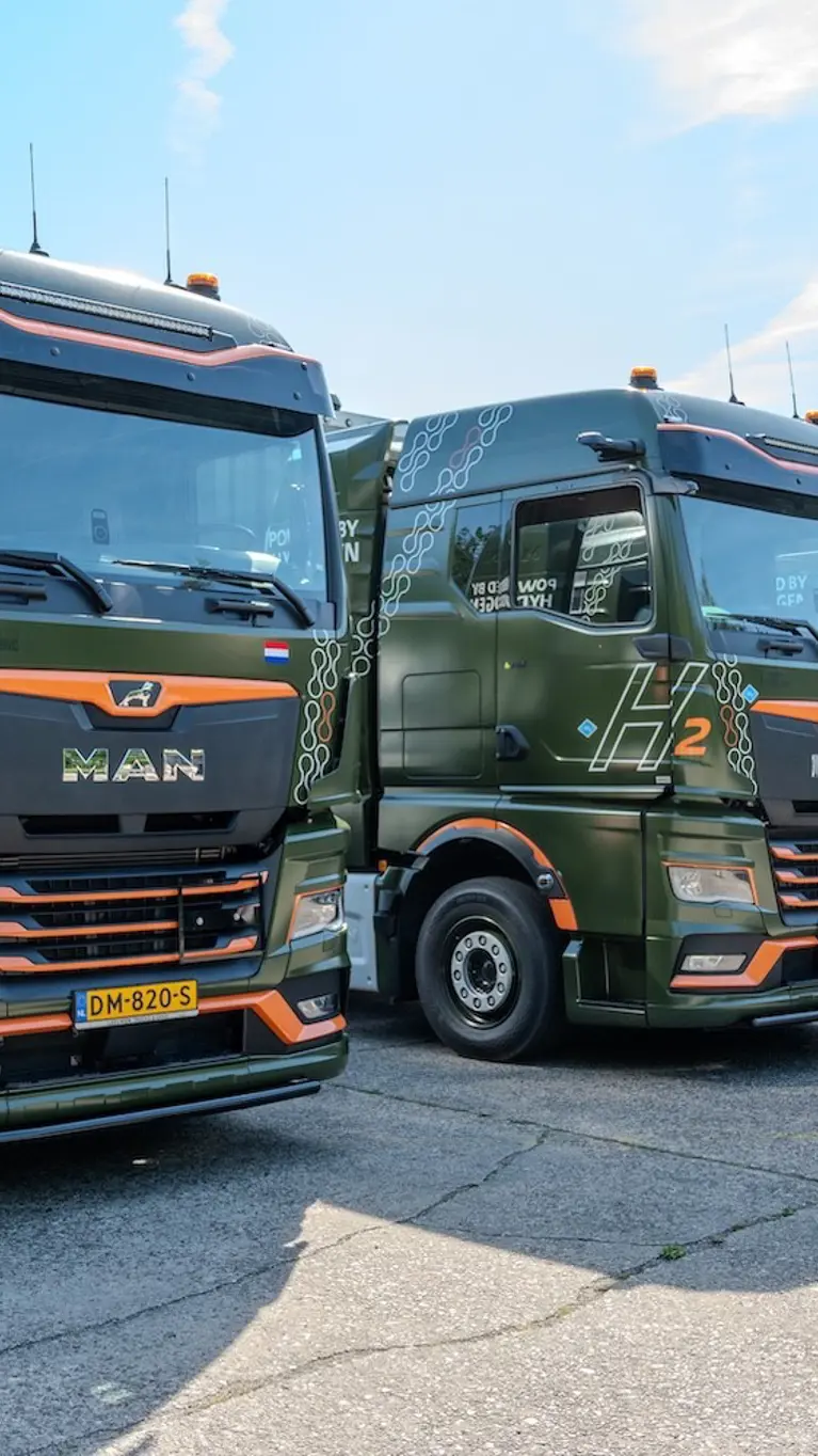 Vrachtwagens van Defensie. 
