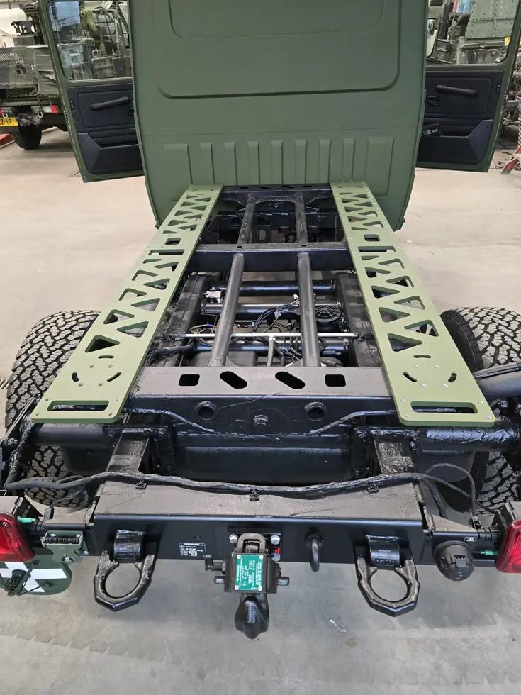Het achteraanzicht van een Wolf met de pasplaten gemonteerd op het chassis.  
