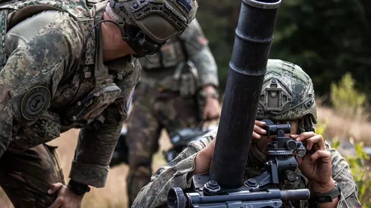 Militairen met een mortierstuk. 