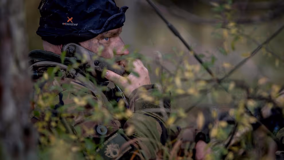 Een militair belt.