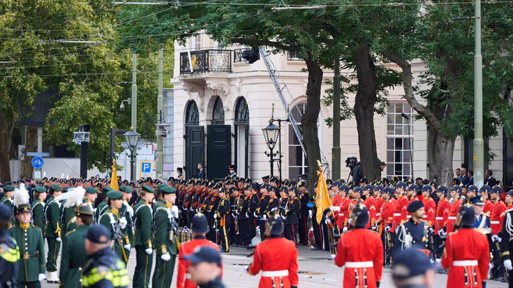 Militairen staan klaar in afwachting van de Glazen Koets. 
