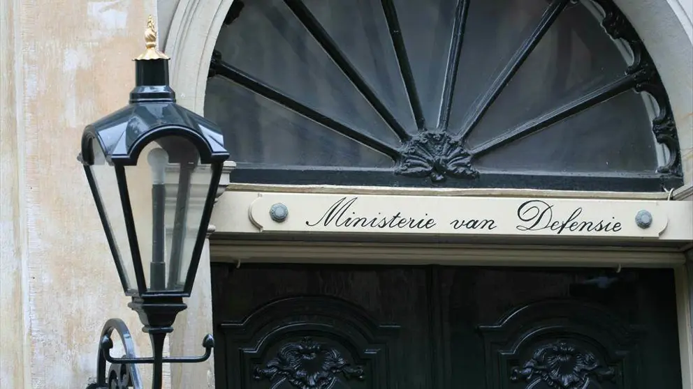 De voordeur van het gebouw van Defensie in Den Haag. 