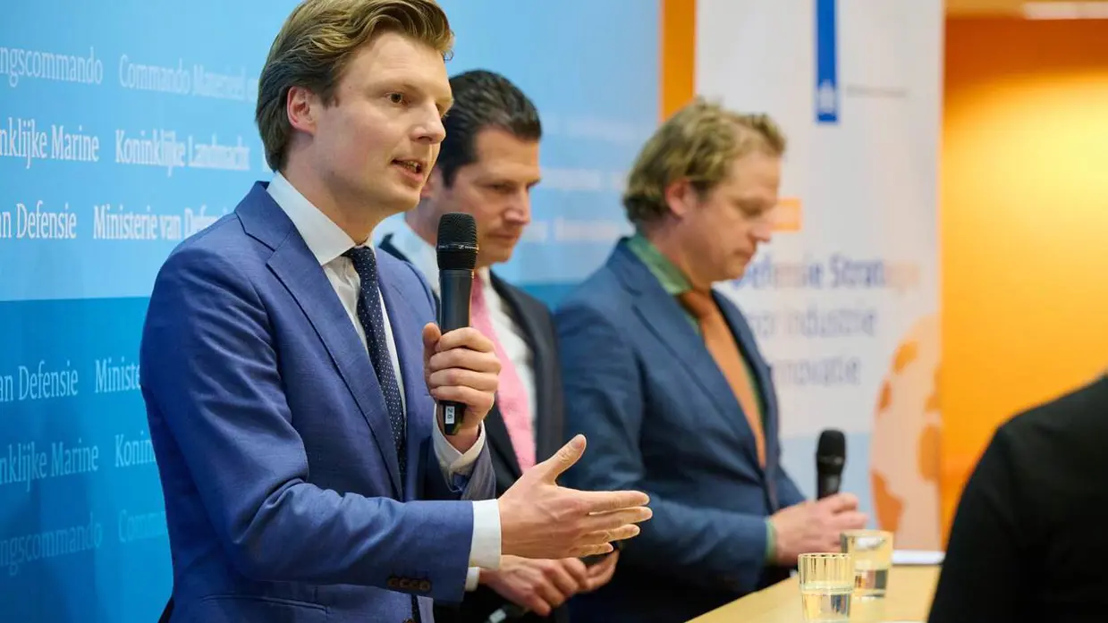 De minister licht een plan toe.