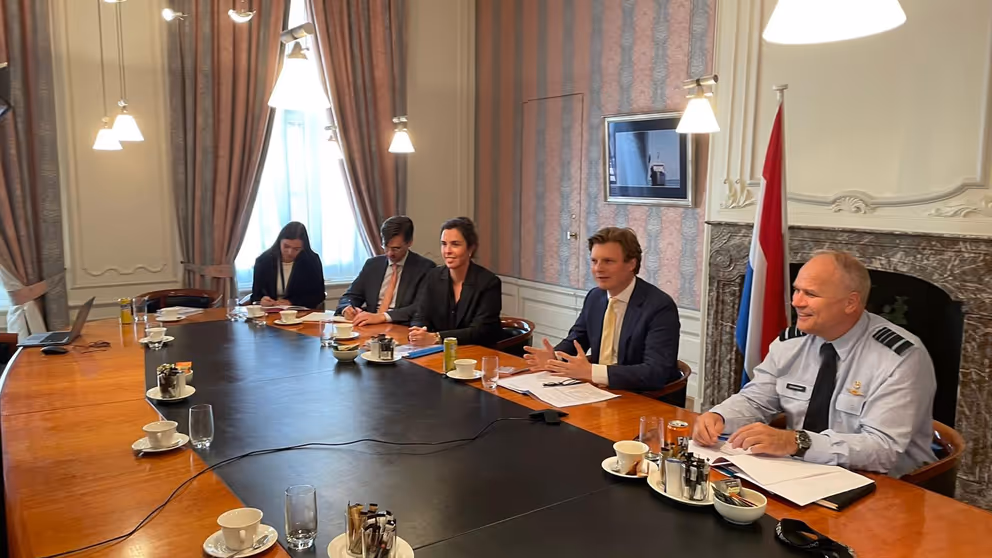 Minister Brekelmans en CDS generaal Eichelsheim tijdens de digitale vergadering.