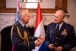 CDS Onno Eichelsheim overlegt met Chief of Defence Air Chief Marshal Sir Richard Knighton