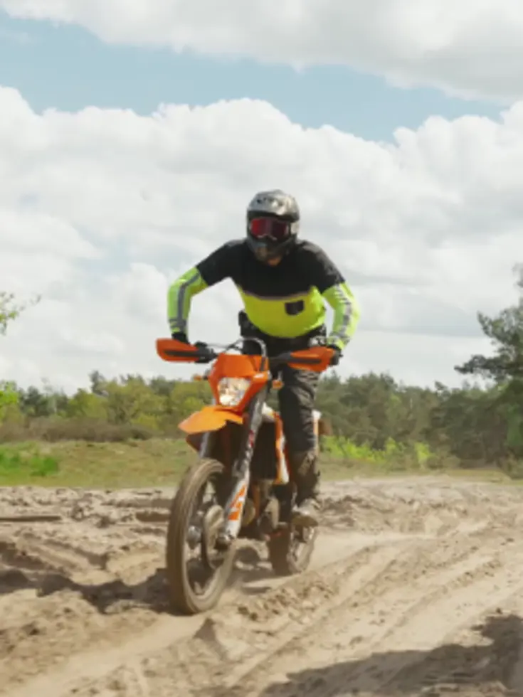 Een marechaussee met helm op een crossmotor