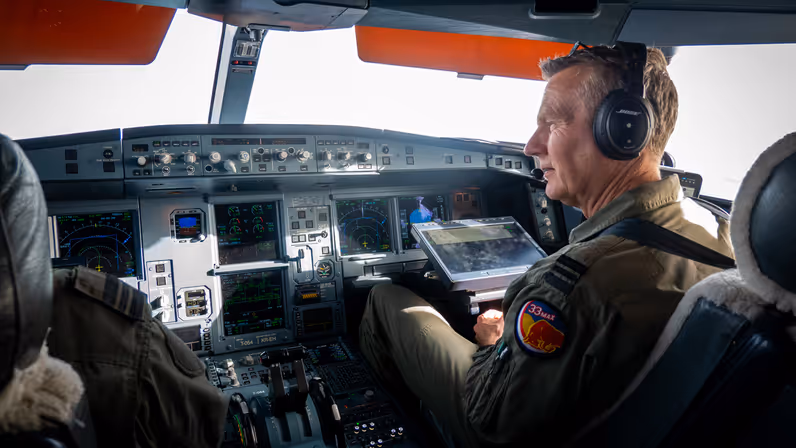 Foto in de cockpit van de A330 MRTT met majoor Nico Temming op de instructeursstoel rechts in beeld.