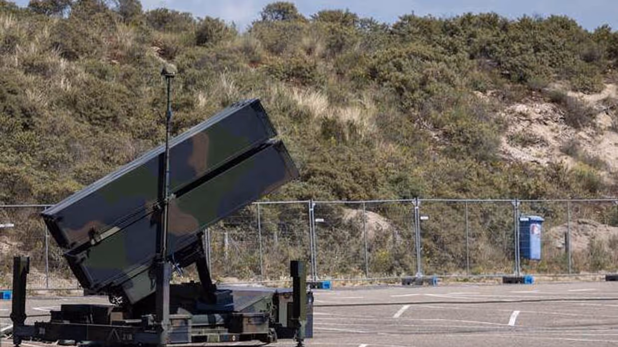 Een NASAMS staat opgesteld.