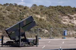 Een Nasams staat opgesteld op een parkeerplaats.