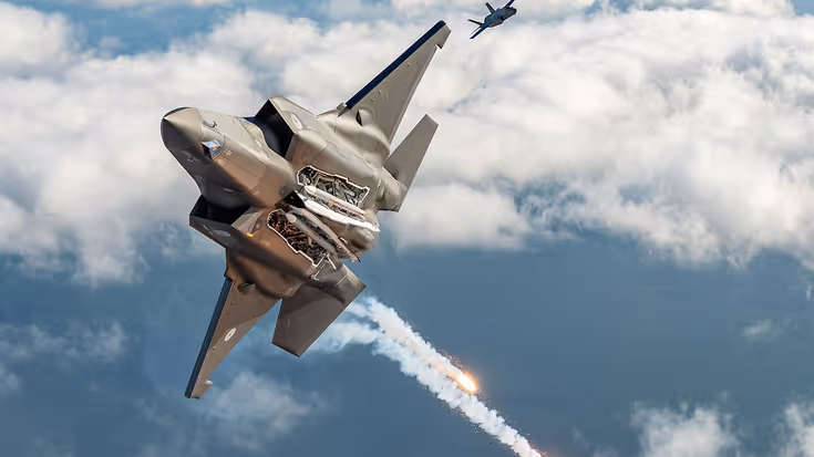 Een F-35 vliegt schuin.