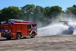 Een brandweerwagen blust.