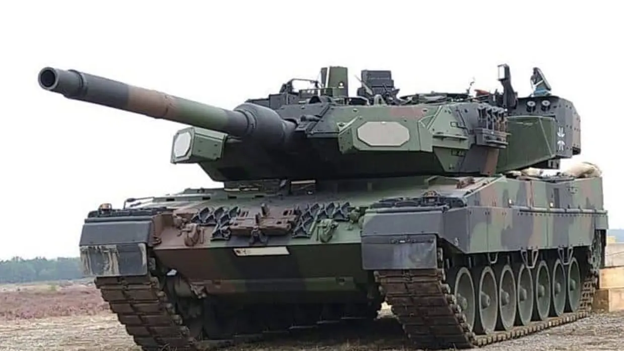 Close-up van een Leopard tank in camouflagekleuren. 
