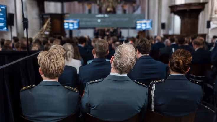 Militaire studenten van achteren gezien.