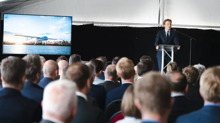 De minister speecht tijdens een evenement.