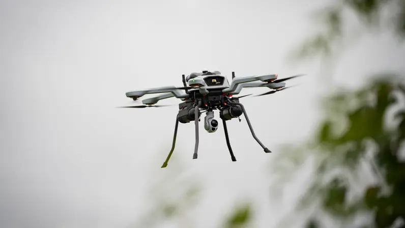 Een NOA-drone vliegt door de lucht.