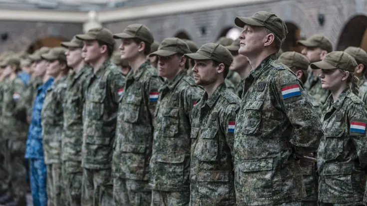 Militairen staan op een rij. 